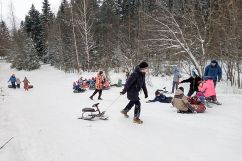 В благоустроенной части Добрянки дети катаются на снегокатах и тюбингах с неприспособленных склонов.