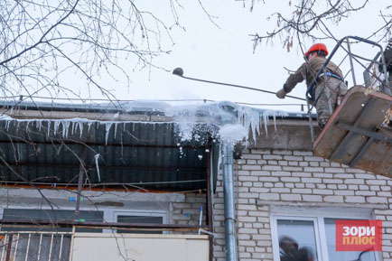 Жителей Прикамья предупреждают о снеге и сосульках на крышах домов