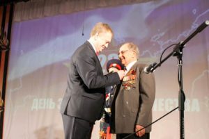 Ветеранам Добрянского округа вручают медали