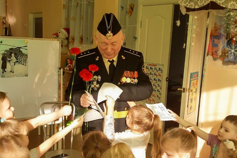 Дошколята с искренней радостью дарили ветерану Вооружённых сил РФ Константину Яркову цветы и самодельные открытки. И с присущей детям непосредственностью просили потрогать его армейские награды.