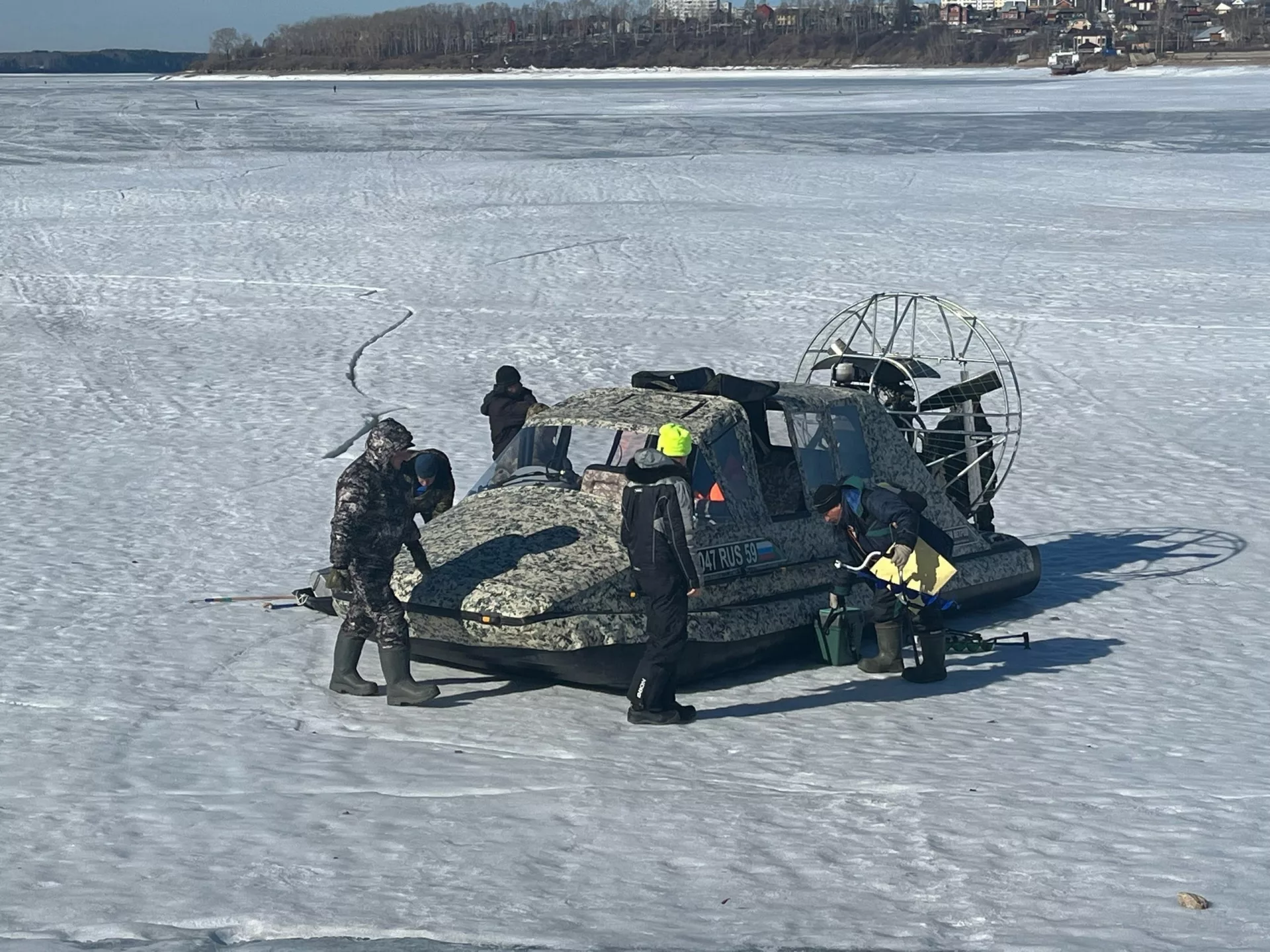 В Добрянке рыбаков спасли со льдины