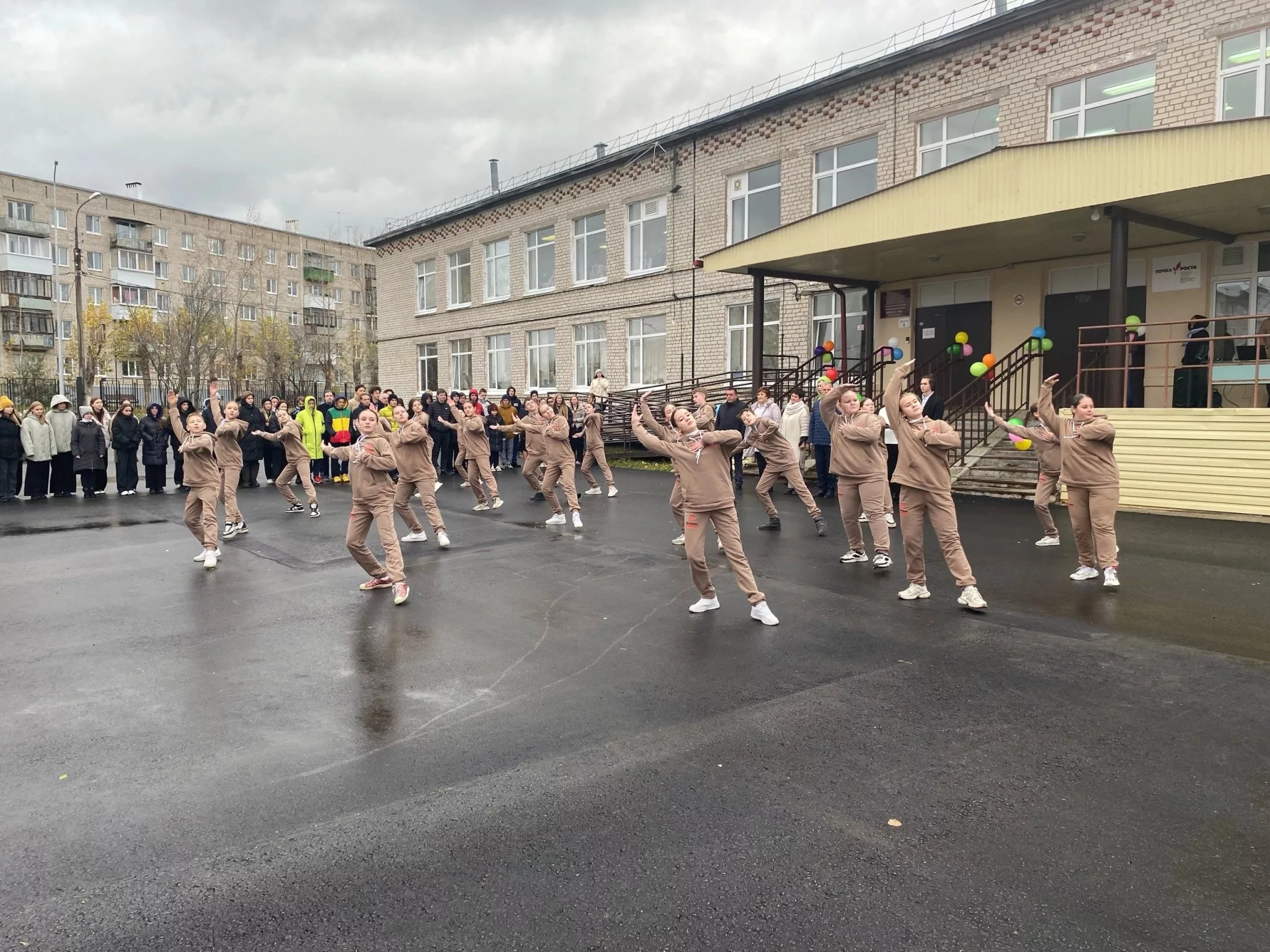 Школьный двор фон