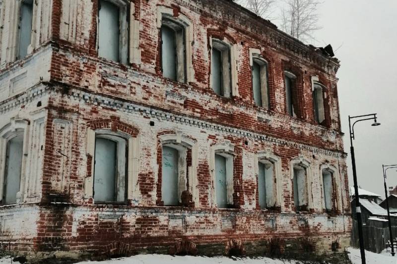 Ситуация с разрушающимися историческими зданиями в Добрянке попала под контроль Следственного комитета России
