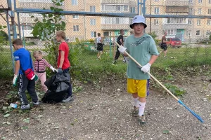 На уборку вышли дети