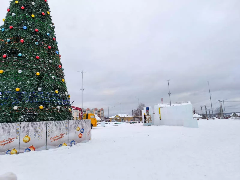 Строятся ледовые городки