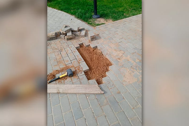 Плитку переукладывают