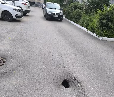 Провалу во дворе — два года