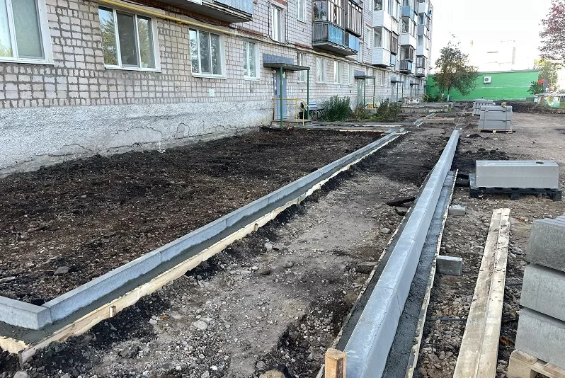 Двор обновляется