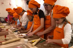 Дети стряпали пирожки и шанежки