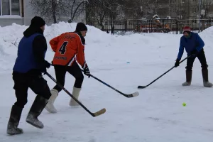 Сыграли в хоккей в валенках