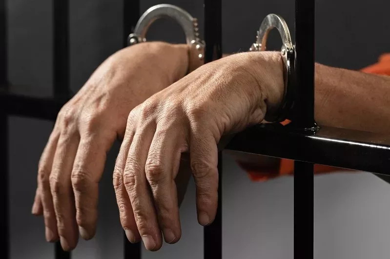 Пенсионер с ножом – на подростка