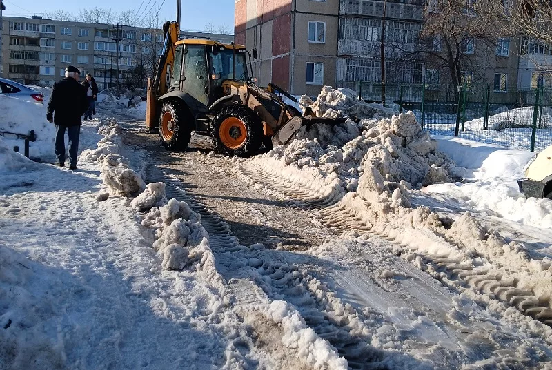 Вывезли 100 тонн снега за свой счёт