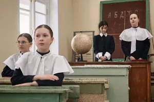 Дети стояли в музее… на горохе