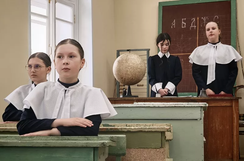 Дети стояли в музее… на горохе