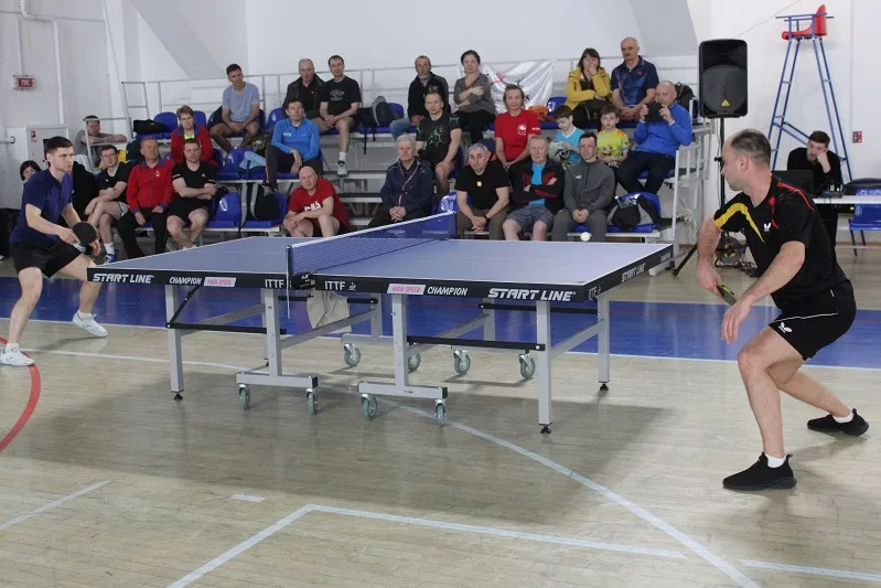 Сразились в теннис