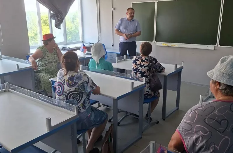 В Сенькино обследуют здание, где обрушился потолок